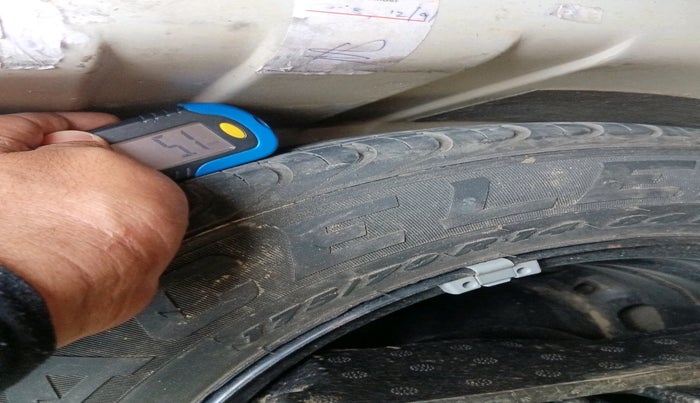 2011 Volkswagen Vento HIGHLINE 1.6 MPI, Petrol, Manual, 64,183 km, tyre