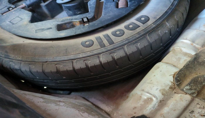 2016 Mahindra Kuv100 K8 D 6 STR, Diesel, Manual, 1,62,846 km, tyre