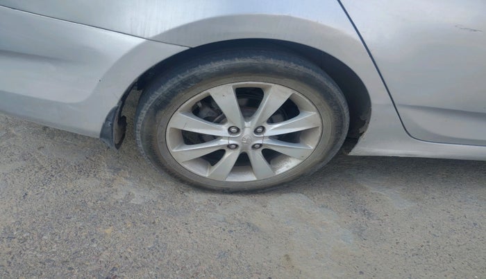 2011 Hyundai Verna FLUIDIC 1.6 VTVT SX, Petrol, Manual, 2,07,481 km, tyre