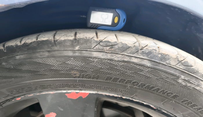 2014 Hyundai New Elantra 1.6 S MT DIESEL, Diesel, Manual, 1,43,553 km, tyre