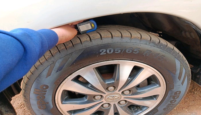 2015 Toyota Innova 2.5 VX 7 STR, Diesel, Manual, 1,09,399 km, tyre