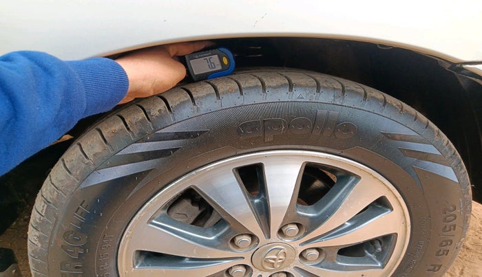 2015 Toyota Innova 2.5 VX 7 STR, Diesel, Manual, 1,09,399 km, tyre