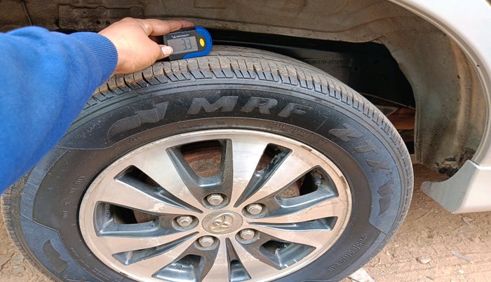 2015 Toyota Innova 2.5 VX 7 STR, Diesel, Manual, 1,09,399 km, tyre