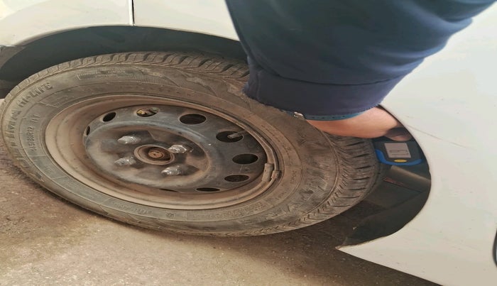 2015 Hyundai Eon ERA +, Petrol, Manual, 78,396 km, tyre