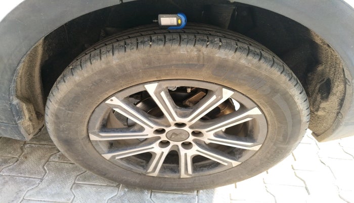 2022 Mahindra XUV700 MX P MT 5 STR, Petrol, Manual, 31,123 km, tyre