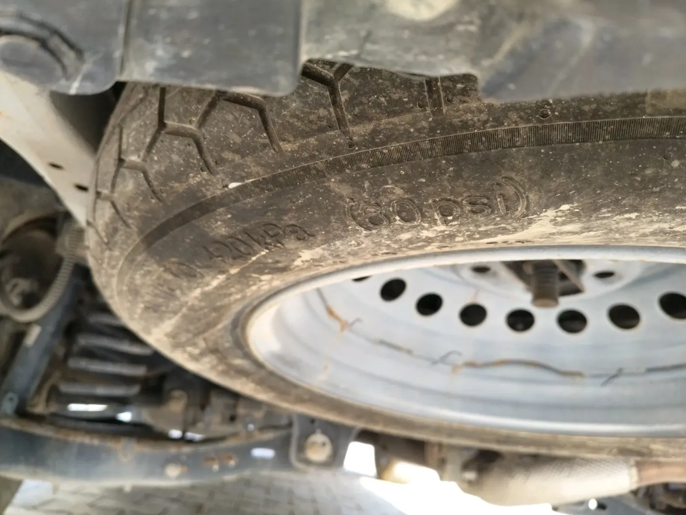 2022 Mahindra XUV700 MX P MT 5 STR, Petrol, Manual, 31,123 km, tyre