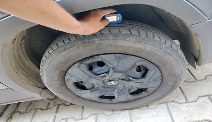 2022 Tata PUNCH ADVENTURE AMT, Petrol, Automatic, 80,296 km, tyre