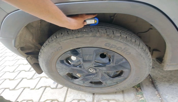 2022 Tata PUNCH ADVENTURE AMT, Petrol, Automatic, 80,296 km, tyre