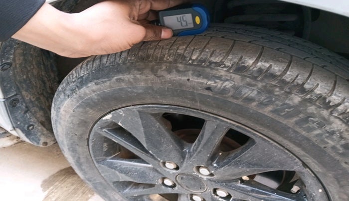 2016 Toyota Innova Crysta 2.4 VX 7 STR, Diesel, Manual, 3,30,504 km, tyre