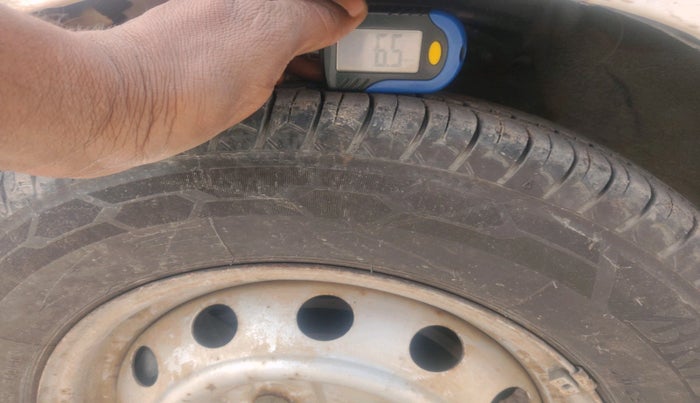 2015 Hyundai Eon ERA +, Petrol, Manual, 87,568 km, tyre