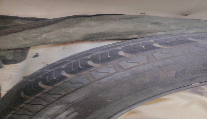 2015 Hyundai Eon ERA +, Petrol, Manual, 87,568 km, tyre