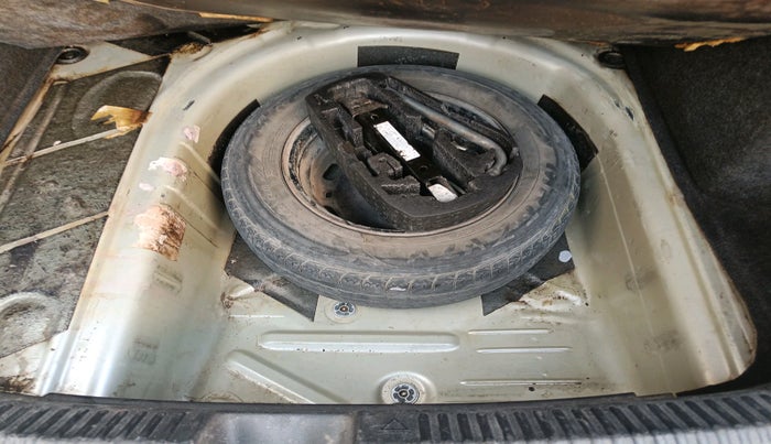 2011 Volkswagen Vento TRENDLINE 1.6, Petrol, Manual, 1,43,352 km, tyre