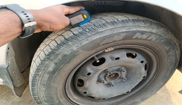 2011 Volkswagen Vento TRENDLINE 1.6, Petrol, Manual, 1,43,352 km, tyre