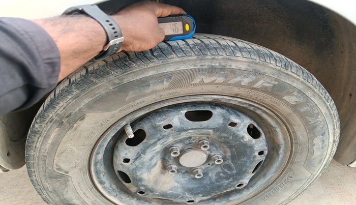 2011 Volkswagen Vento TRENDLINE 1.6, Petrol, Manual, 1,43,352 km, tyre