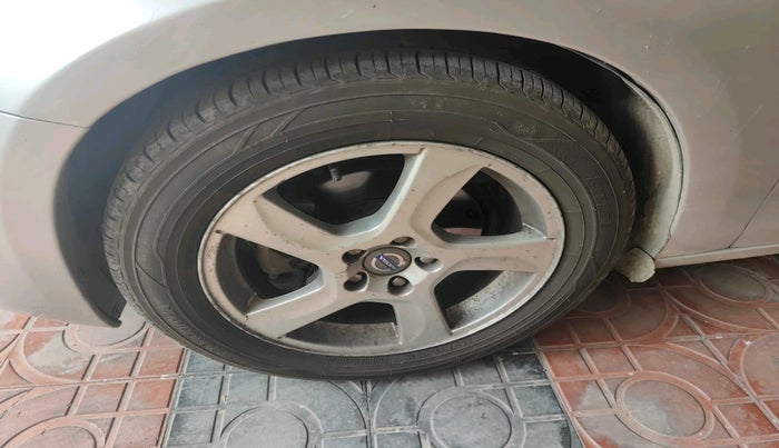 2012 Volvo S60 KINETIC D3, Diesel, Automatic, 1,04,536 km, tyre