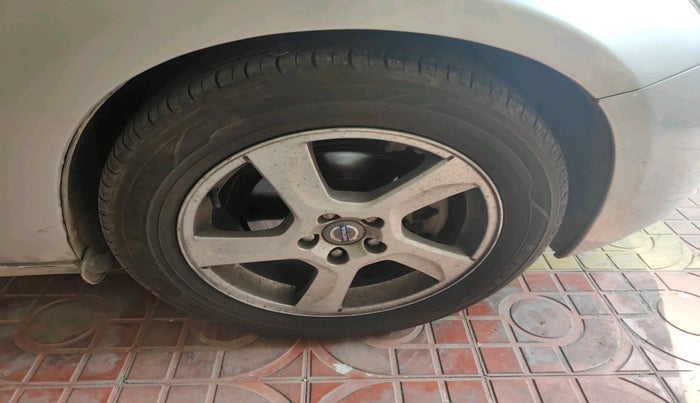 2012 Volvo S60 KINETIC D3, Diesel, Automatic, 1,04,536 km, tyre