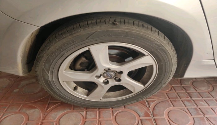 2012 Volvo S60 KINETIC D3, Diesel, Automatic, 1,04,536 km, tyre