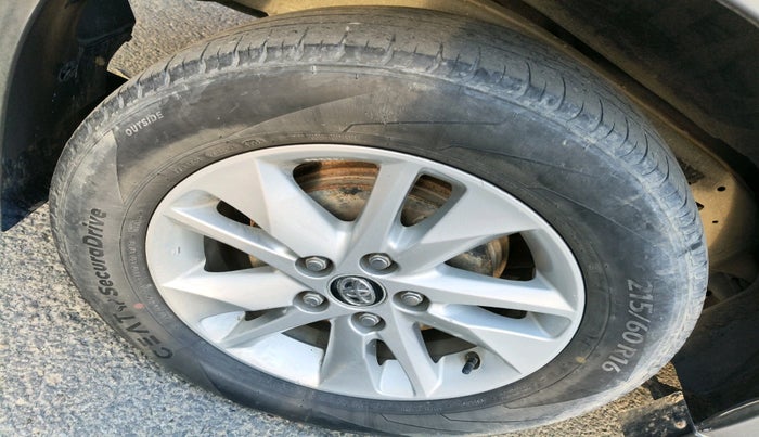 2017 Toyota Innova Crysta 2.8 GX AT 7 STR, Diesel, Automatic, 1,17,671 km, tyre