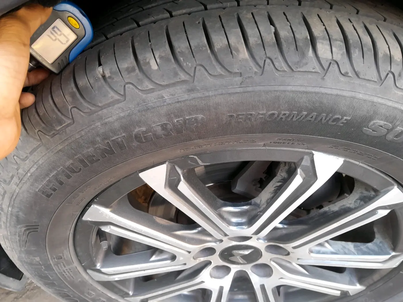 2021 Mahindra XUV700 AX 7 P AT 7 STR, Petrol, Automatic, 1,11,228 km, tyre