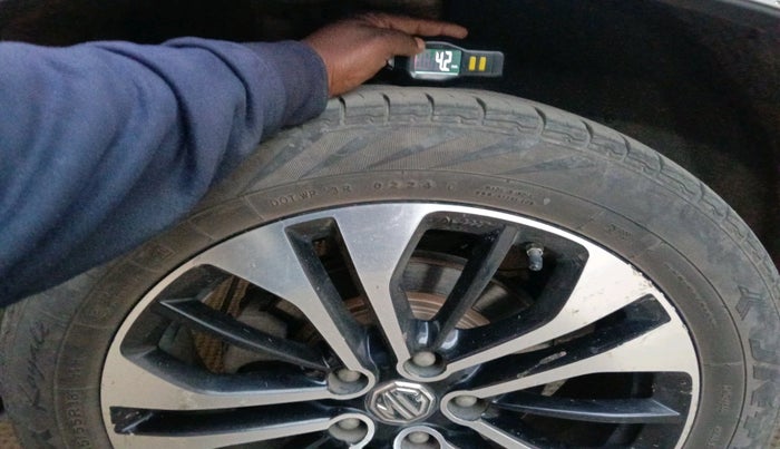 2022 MG HECTOR PLUS SHARP 1.5 PETROL TURBO HYBRID MT 6-STR, Petrol, Manual, 91,798 km, tyre