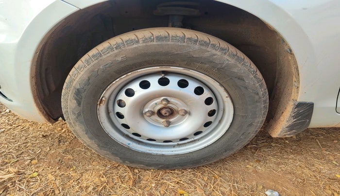 2016 Maruti Swift LXI (O), Petrol, Manual, 1,04,023 km, tyre