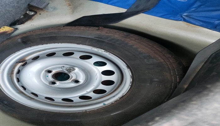 2016 Maruti Swift LXI (O), Petrol, Manual, 1,04,023 km, tyre