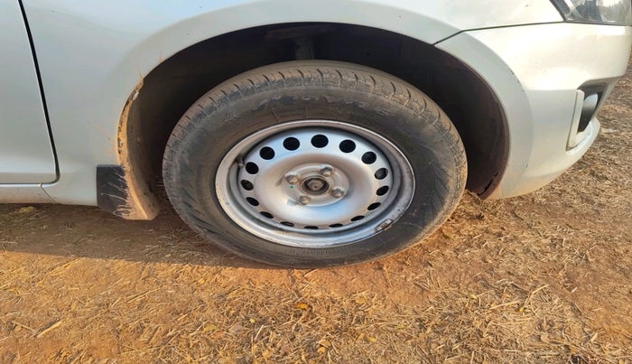 2016 Maruti Swift LXI (O), Petrol, Manual, 1,04,023 km, tyre