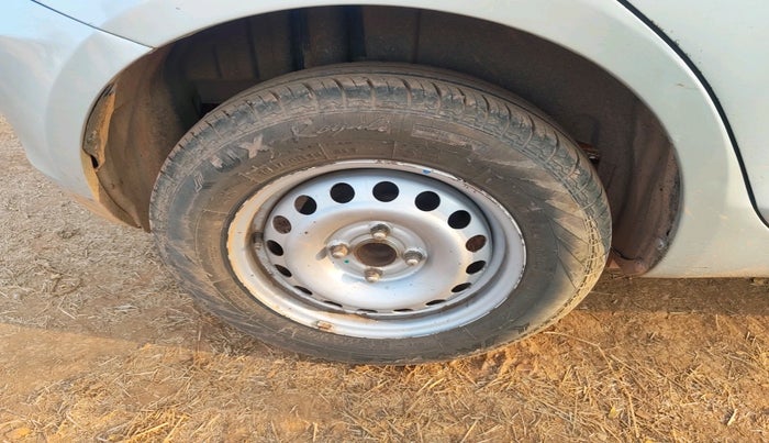 2016 Maruti Swift LXI (O), Petrol, Manual, 1,04,023 km, tyre