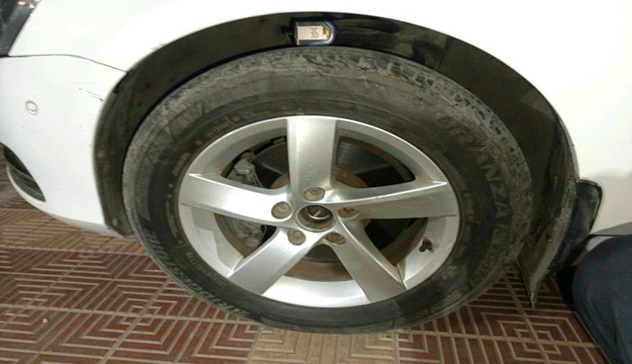 2011 Volkswagen Passat 2.0 PD DSG, Diesel, Automatic, 91,312 km, tyre