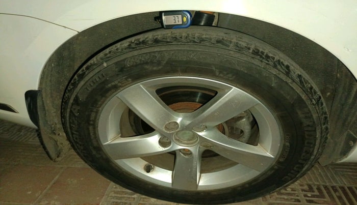 2011 Volkswagen Passat 2.0 PD DSG, Diesel, Automatic, 91,312 km, tyre