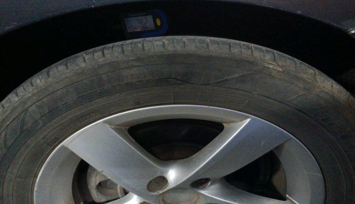 2011 Volkswagen Passat 2.0 PD DSG, Diesel, Automatic, 1,70,935 km, tyre