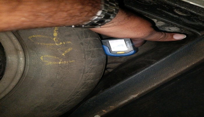 2011 Volkswagen Passat 2.0 PD DSG, Diesel, Automatic, 1,70,935 km, tyre