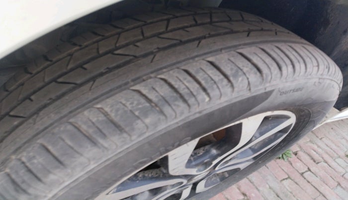 2014 Nissan Terrano XV D THP 110 PS, Diesel, Manual, 2,84,629 km, tyre