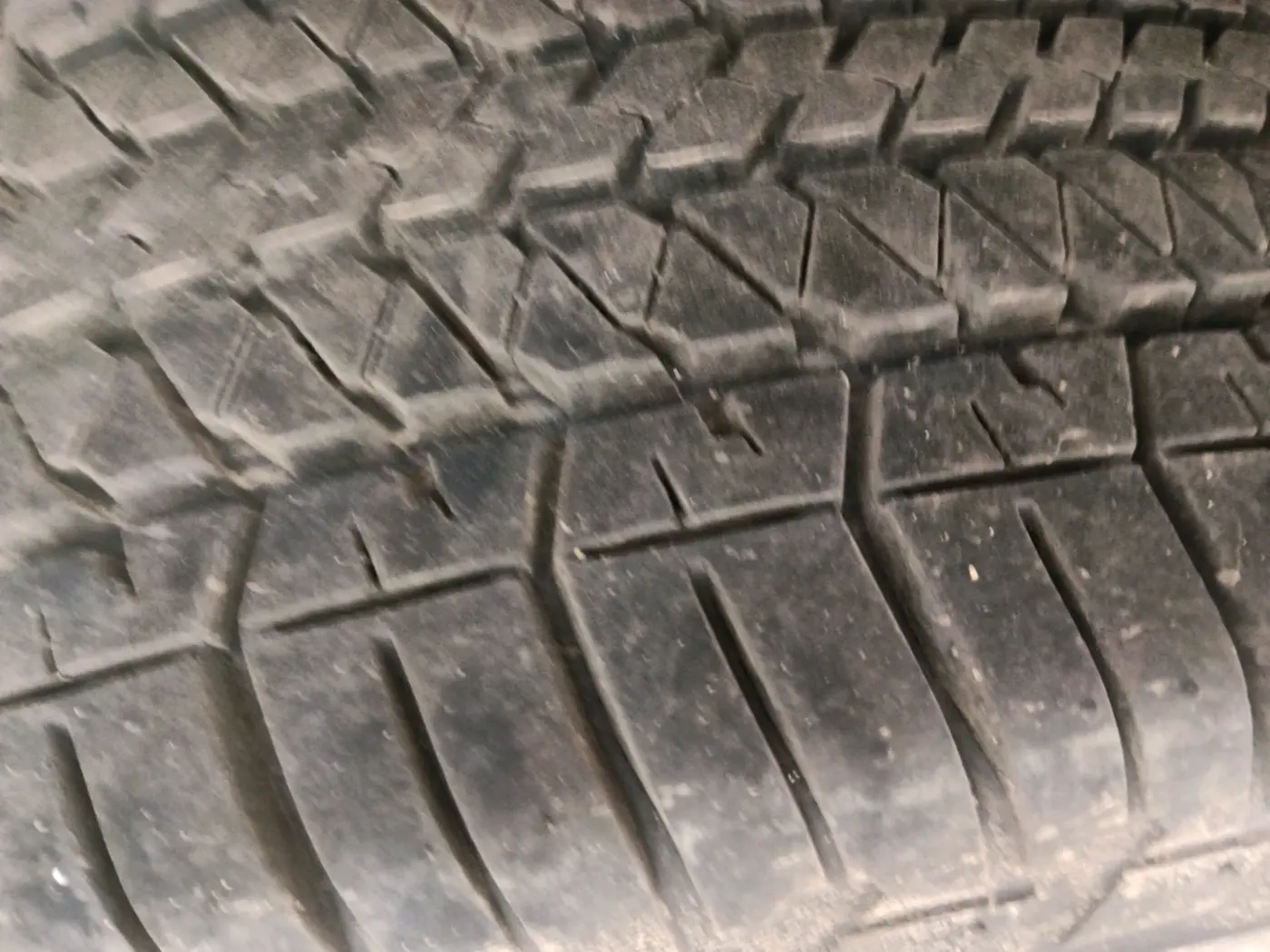 2018 Mahindra XUV500 W11 AT, Diesel, Automatic, 1,22,900 km, tyre