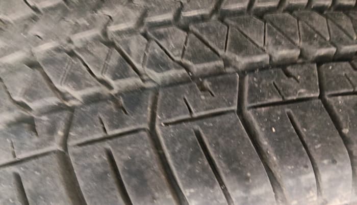 2018 Mahindra XUV500 W11 AT, Diesel, Automatic, 1,22,900 km, tyre