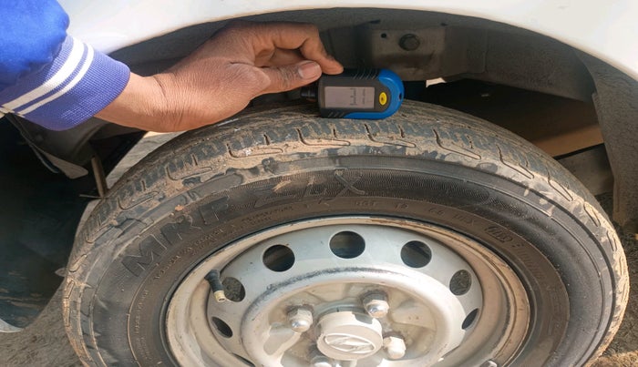 2013 Hyundai Eon D-LITE+, CNG, Manual, 1,05,766 km, tyre