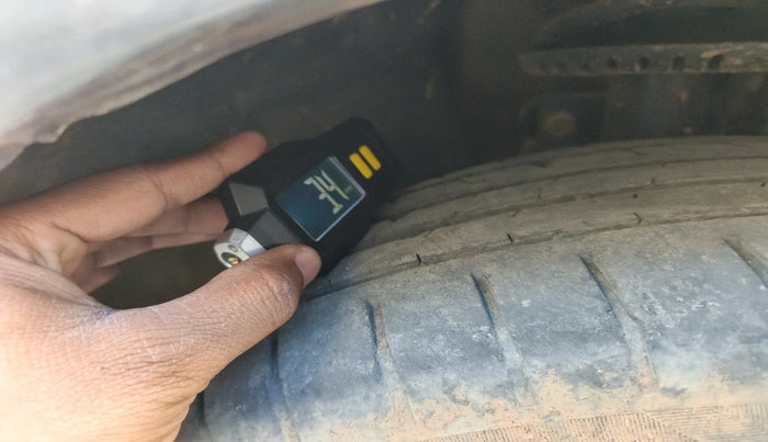 2014 Volkswagen Polo COMFORTLINE 1.5L, Diesel, Manual, 1,16,878 km, tyre