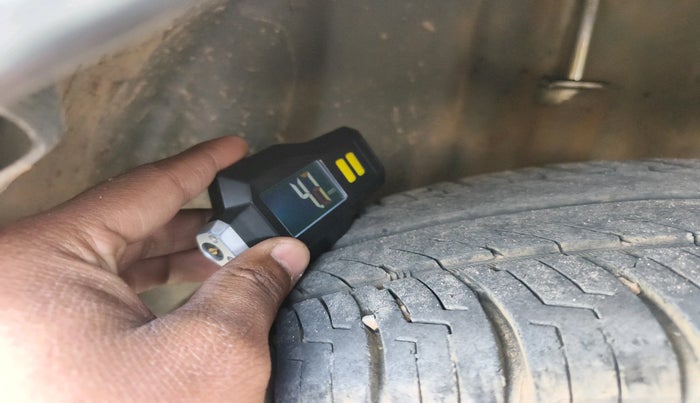 2014 Volkswagen Polo COMFORTLINE 1.5L, Diesel, Manual, 1,16,878 km, tyre