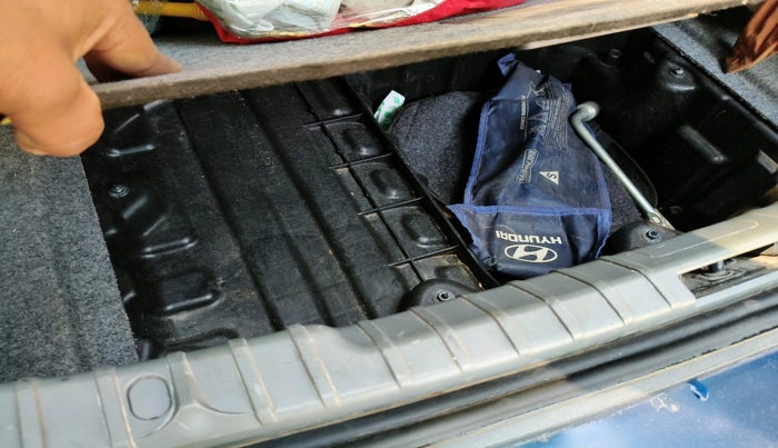 2011 BMW 3 Series 320i, Petrol, Automatic, 57,260 km, tyre