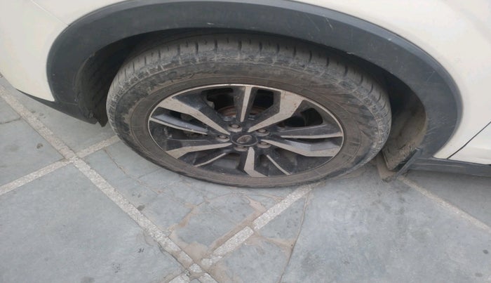 2019 Mahindra XUV300 W8 (O) 1.5 DIESEL, Diesel, Manual, 1,30,466 km, tyre