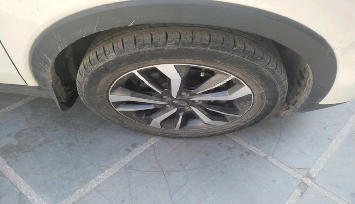 2019 Mahindra XUV300 W8 (O) 1.5 DIESEL, Diesel, Manual, 1,30,466 km, tyre