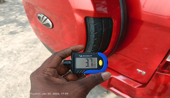 2018 Mahindra TUV300 T8, Diesel, Manual, 1,32,039 km, tyre