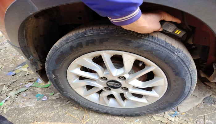 2016 Mahindra Kuv100 K8 D 5 STR, Diesel, Manual, 72,129 km, tyre