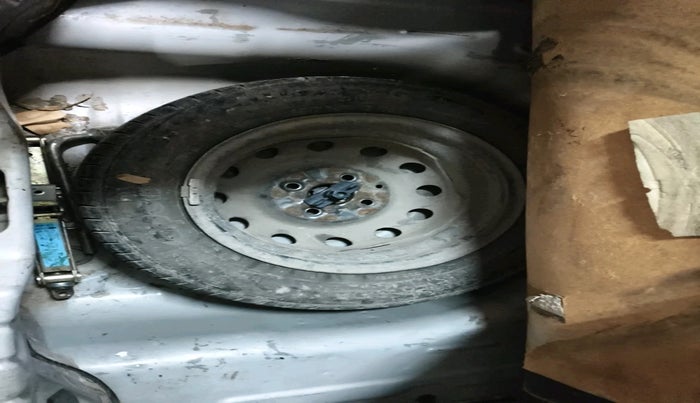 2018 Hyundai Eon ERA +, Petrol, Manual, 64,981 km, tyre