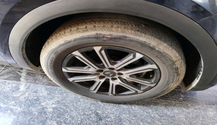 2022 Mahindra XUV700 AX 7 LUXURY D AT 7 STR, Diesel, Automatic, 54,475 km, tyre