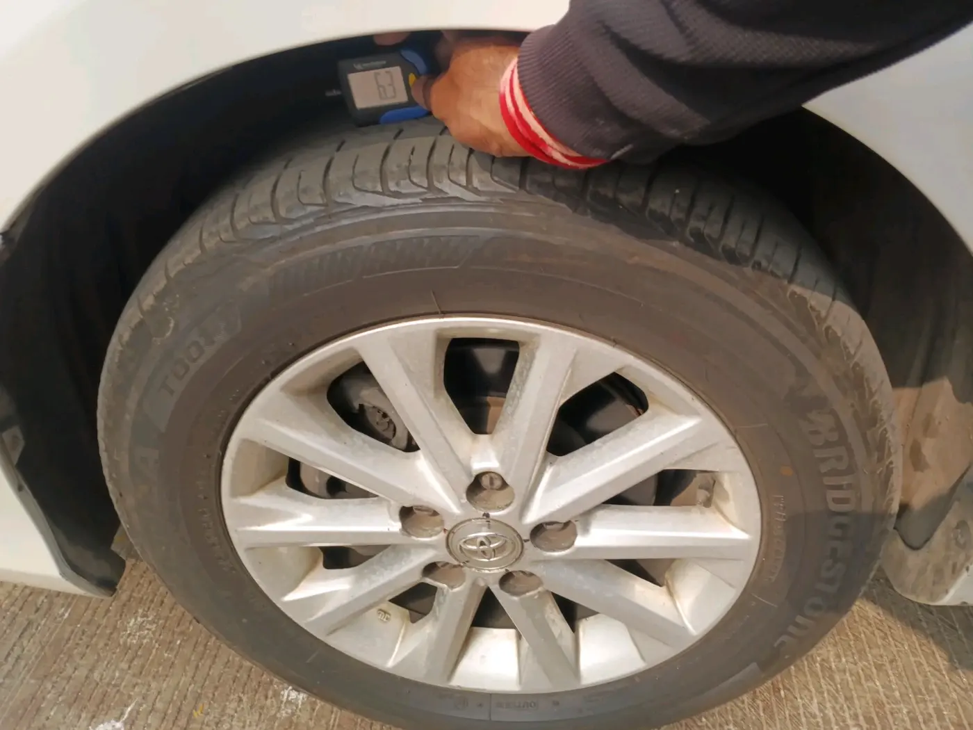 2014 Toyota Camry 2.5L AT, Petrol, Automatic, 1,24,653 km, tyre