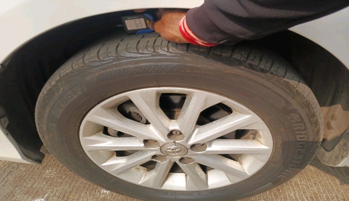 2014 Toyota Camry 2.5L AT, Petrol, Automatic, 1,24,622 km, tyre