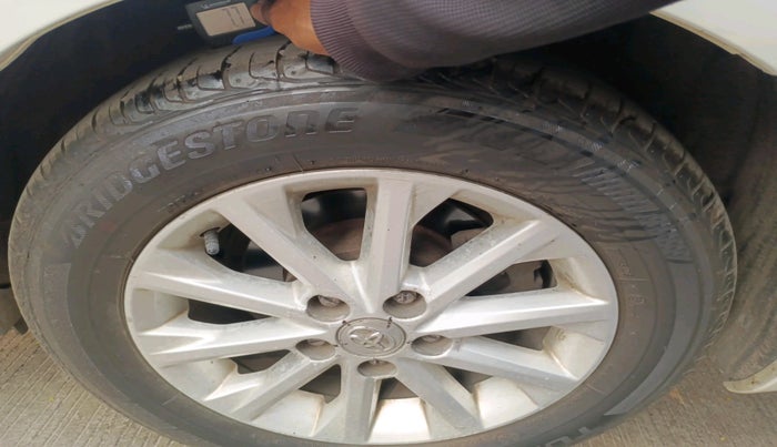 2014 Toyota Camry 2.5L AT, Petrol, Automatic, 1,24,622 km, tyre