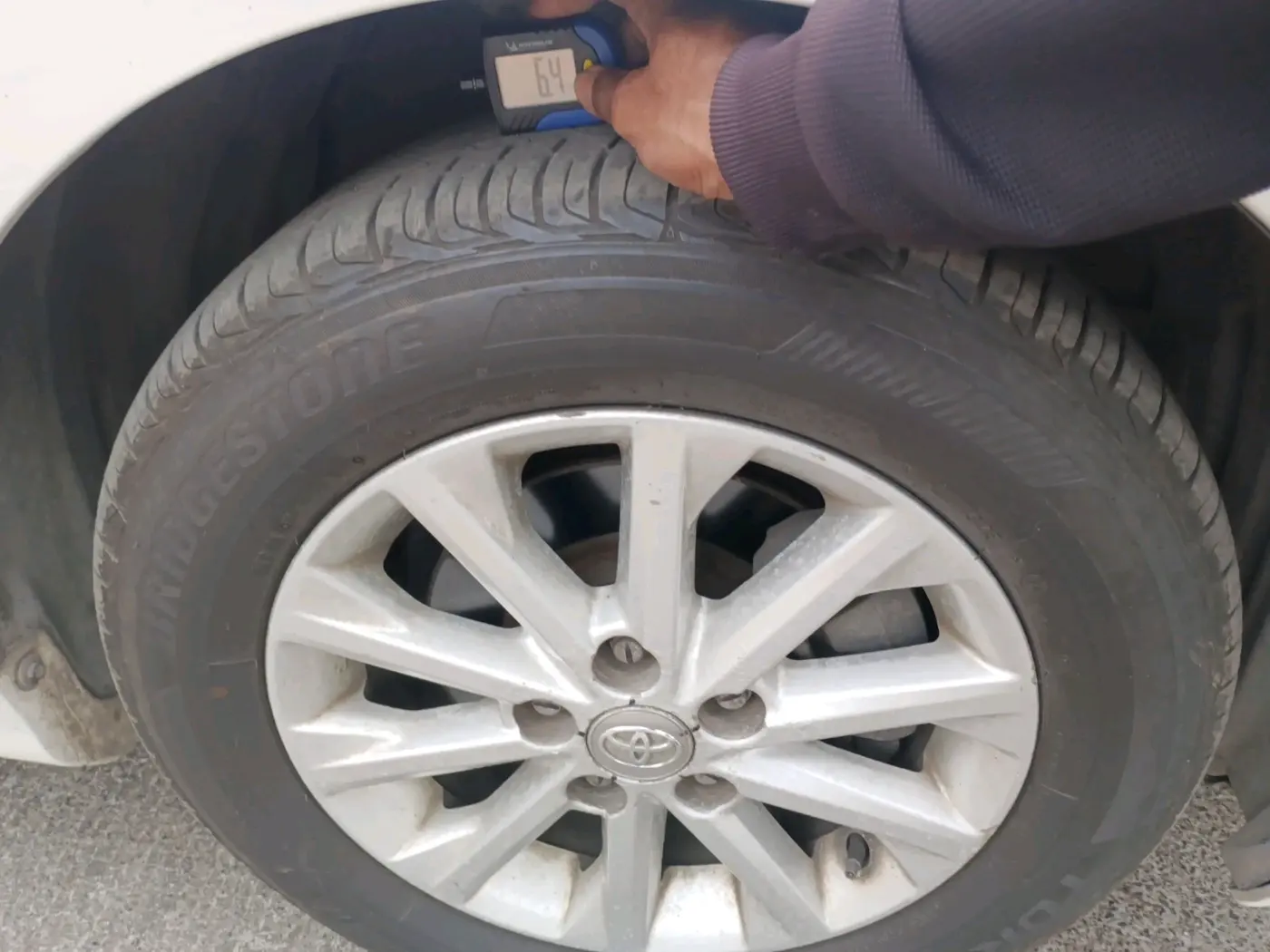 2014 Toyota Camry 2.5L AT, Petrol, Automatic, 1,24,653 km, tyre