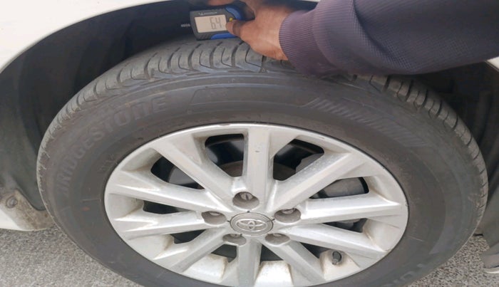 2014 Toyota Camry 2.5L AT, Petrol, Automatic, 1,24,622 km, tyre